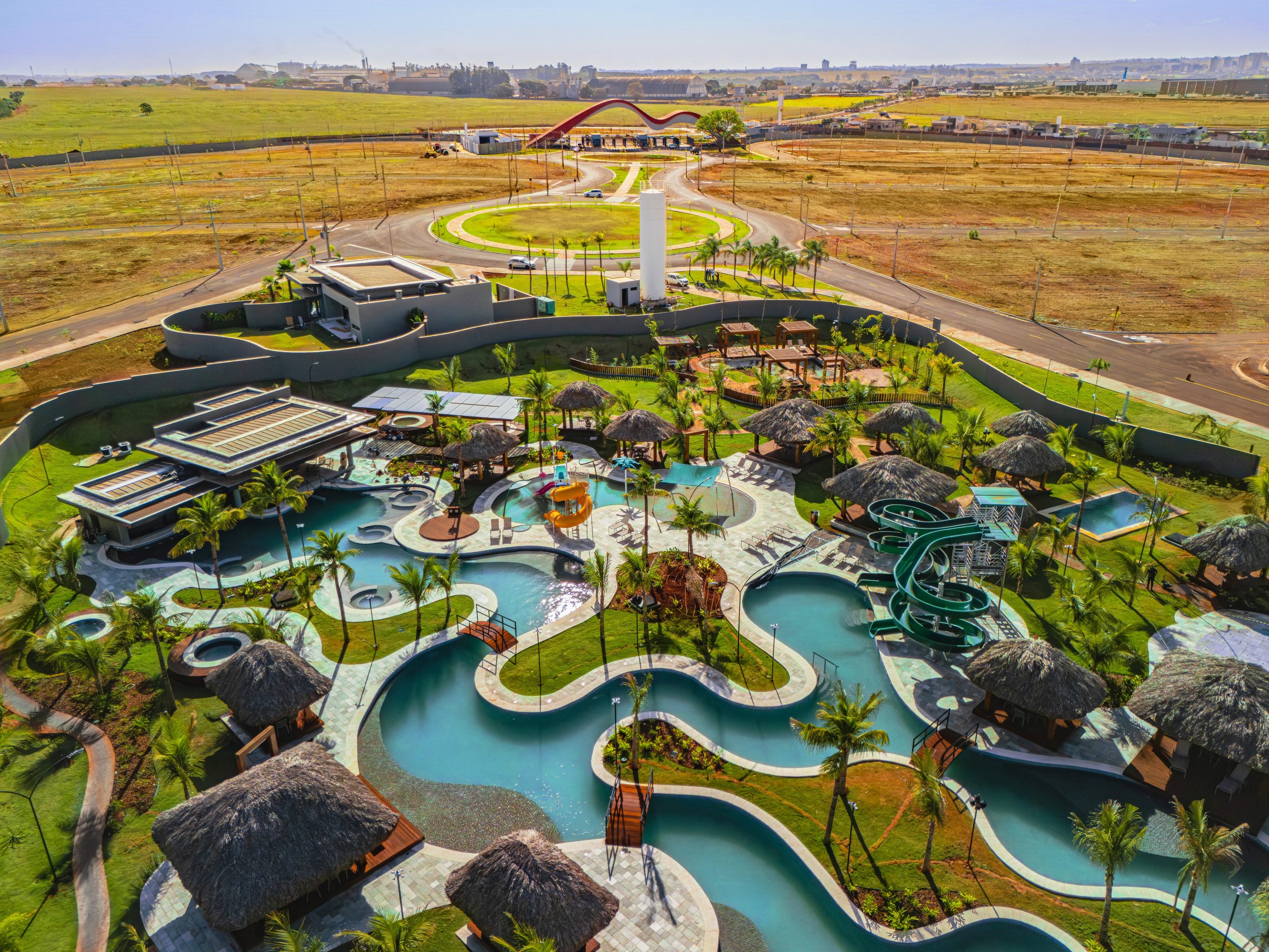 Piscina Principal com formas sinuosas